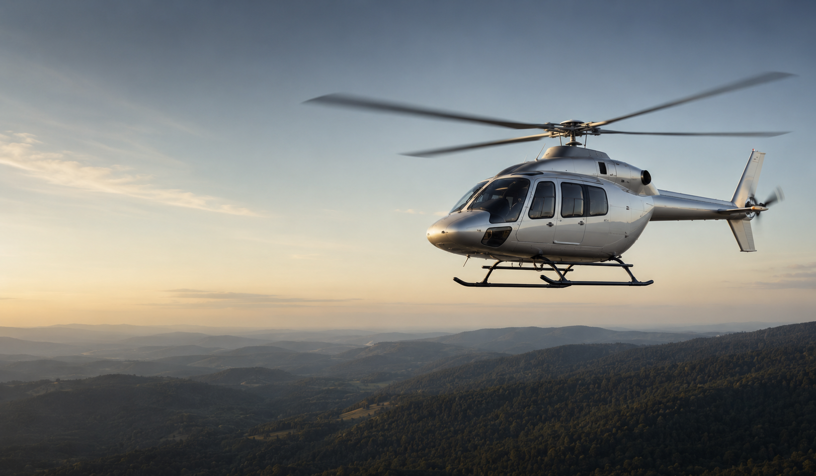 Ziviler Helikopter der Ferreira Air im Flug